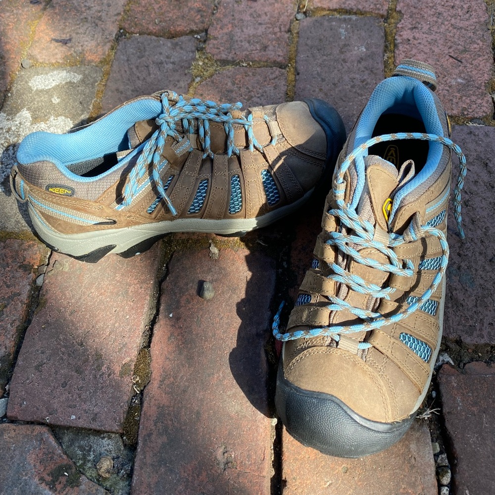 NEW KEEN HIKING SHOES
